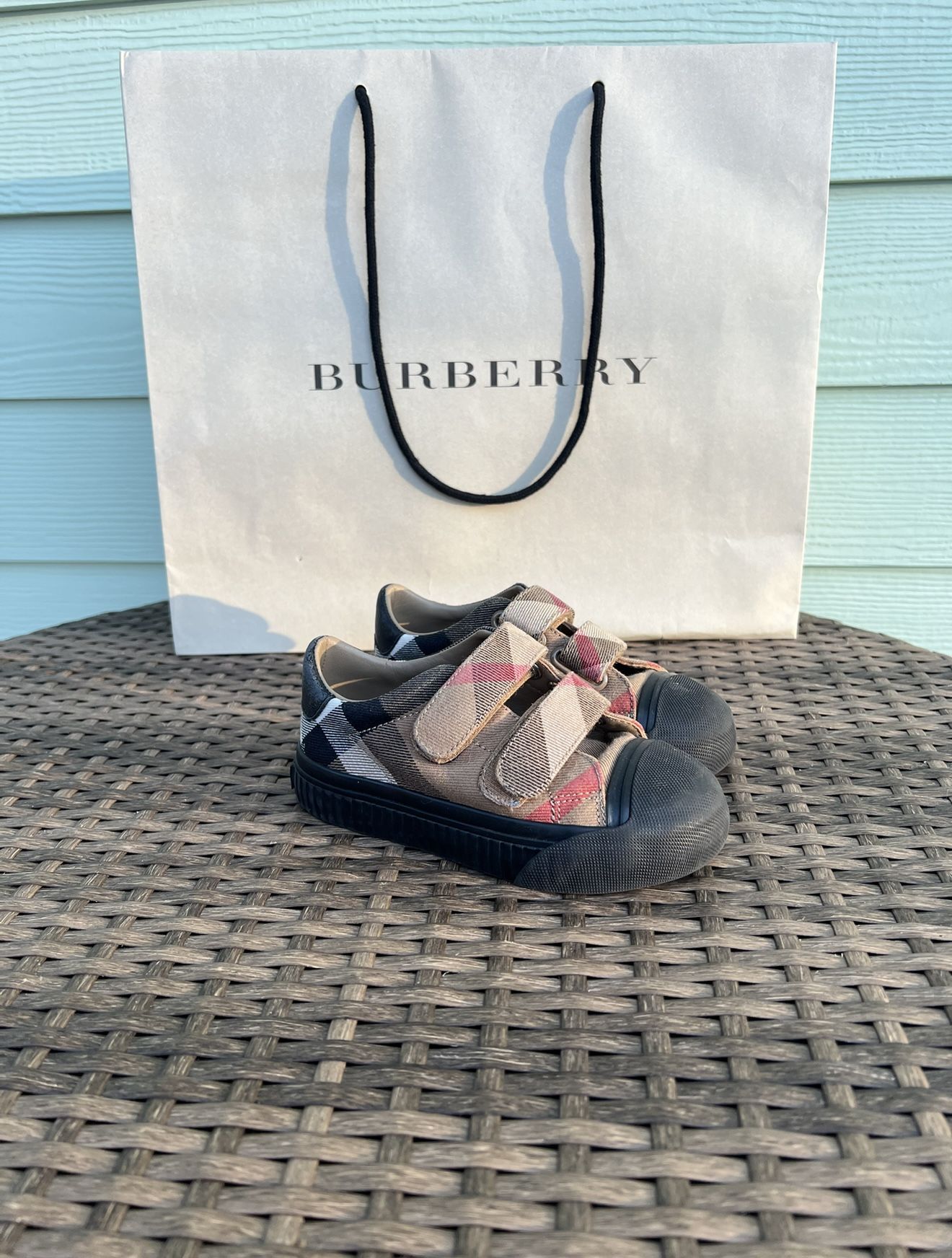 Burberry Beautiful toddler Burberry shoes Size 26 (US 9)