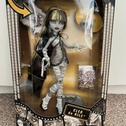 Monster High Reel Drama Cleo De Nile Collector Doll in Black and White, Reproduction with Poster
