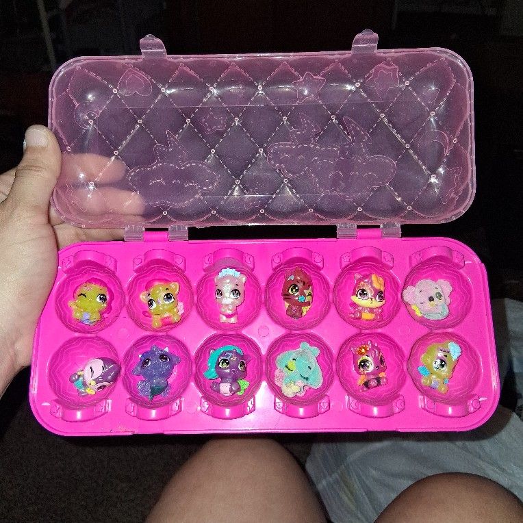 Hatchimals Colleggtibles Carrying Case with 12 Figures