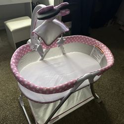 Minnie Mouse bassinet 