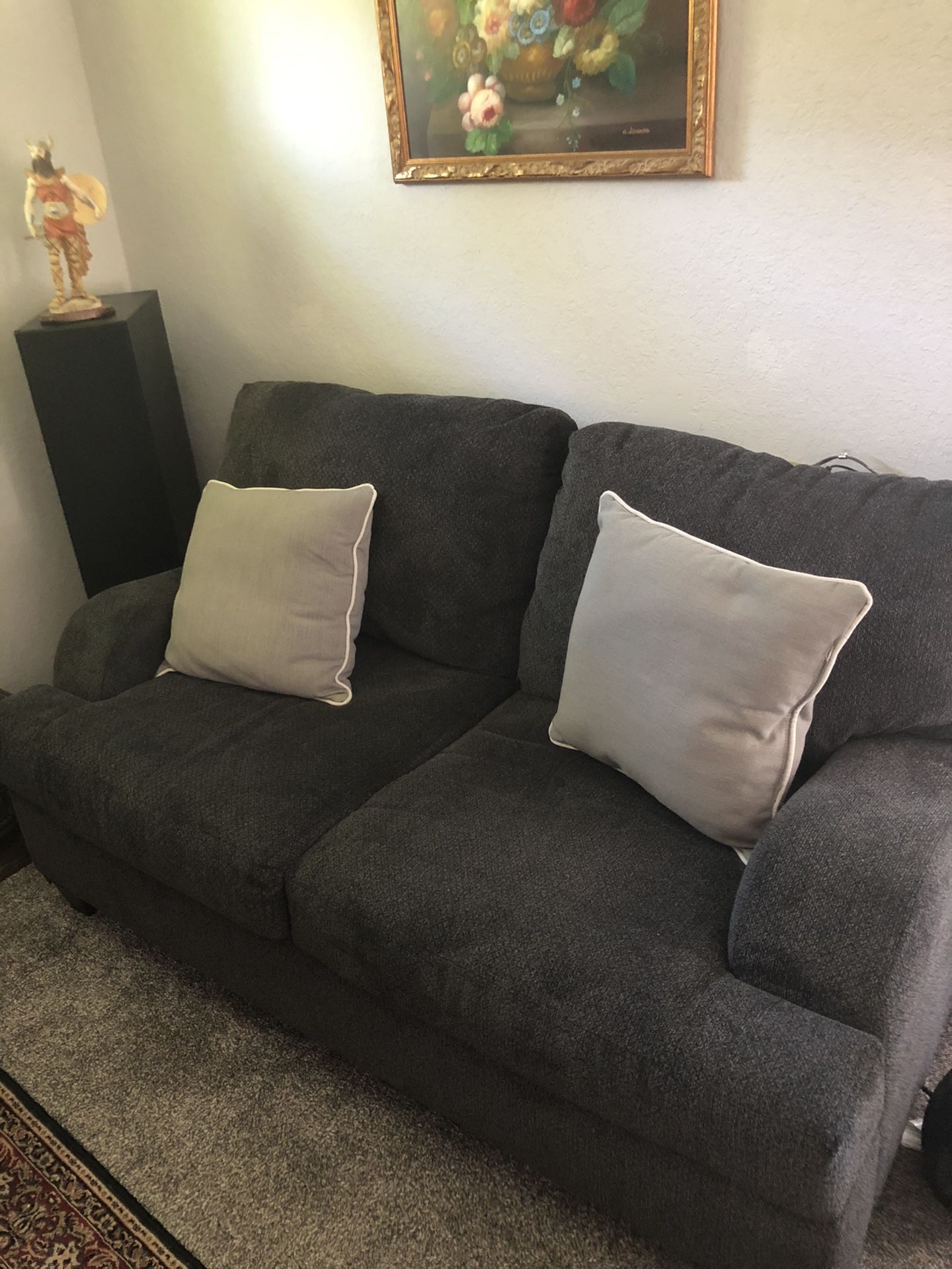 Simmons couch and love seat 7 ‘ & 5’ couches smoke free home approximately 1 year old barely used . I’m moving