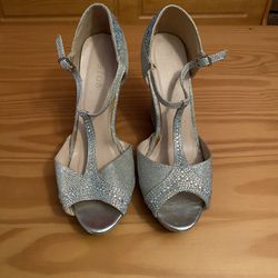 Woman’s Size 11 Very Sparkly Shoes 
