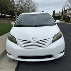 2015 Toyota Sienna XLE Wheelchair Van