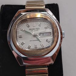 Vintage watch.  CLASSIC Grand Prix De Luxe wind up wrist watch. RUNS. GREAT SHAPE. 