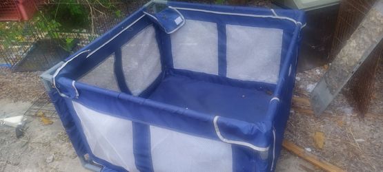 Enclosed Play area 3.5 x 3.5 with zipper door opening