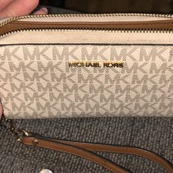 Michael Kors Jet Set Travel wristlet in vanilla signature canvas