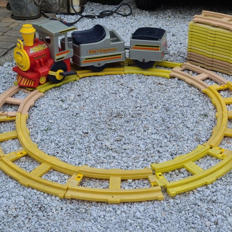 LOOK Peg Perego Ride On w Extra Tracks FAO Schwarz 5th Ave Express Train Newer Battery Included for Sale in Morristown NJ OfferUp