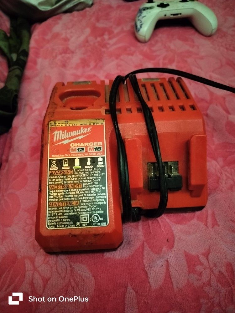 MILWAUKEE DRILL/DRIVER WITH 12v BATTERY & HAMMER DRILL DRIVER WITH 18V BATTERY