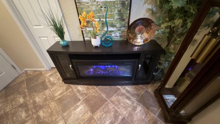 Beautiful fireplace /tv stand in excellent condion 5 colors of flames 70” inches long