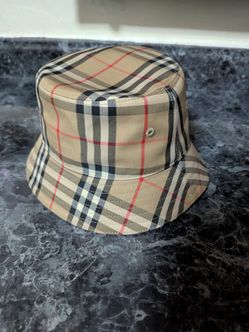 Burberry kids bucket has sz 8-12y great shape