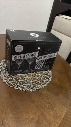 Martini Glasses With Shaker Set/VEMACITY