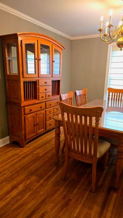 Solid wood Vaughan-Bassett Dining Room Set