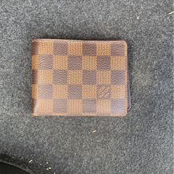 “Louis Vuitton” Damier Wallet 