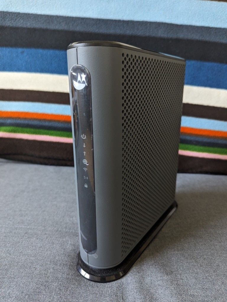 Motorola MG7700 (Modem + WiFi Router)