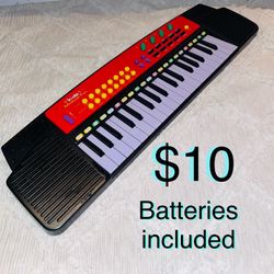 $10 Small 24” Keyboard 🎹 In great condition batteries included,Great to take in the car & anywhere