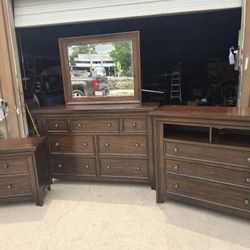 DRESSERS BEDROOM SET 