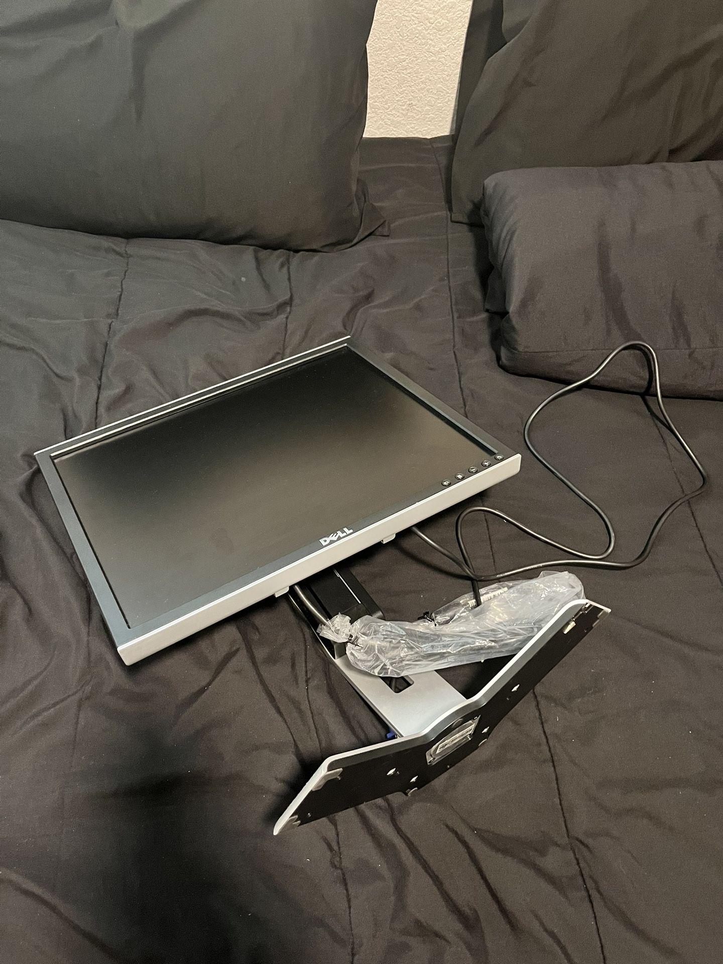 Updated 06/24/25 Dell UltraSharp 1908FP 19" LCD Monitor w/DVI, VGA, 4 USB Port
