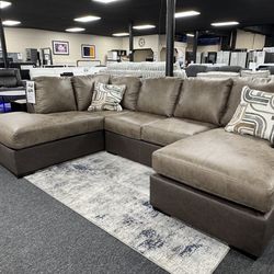 Leather Sectional. 🚚WE DELIVER🚚