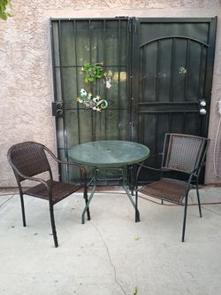 patio table with chairs / pick up only