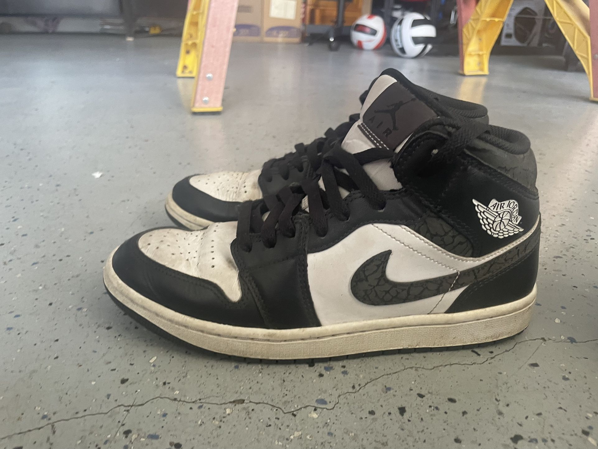 Air Jordan 1 High “Cracked Leather” (Black/White)