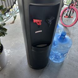 Drinking fountain, hot and cold water