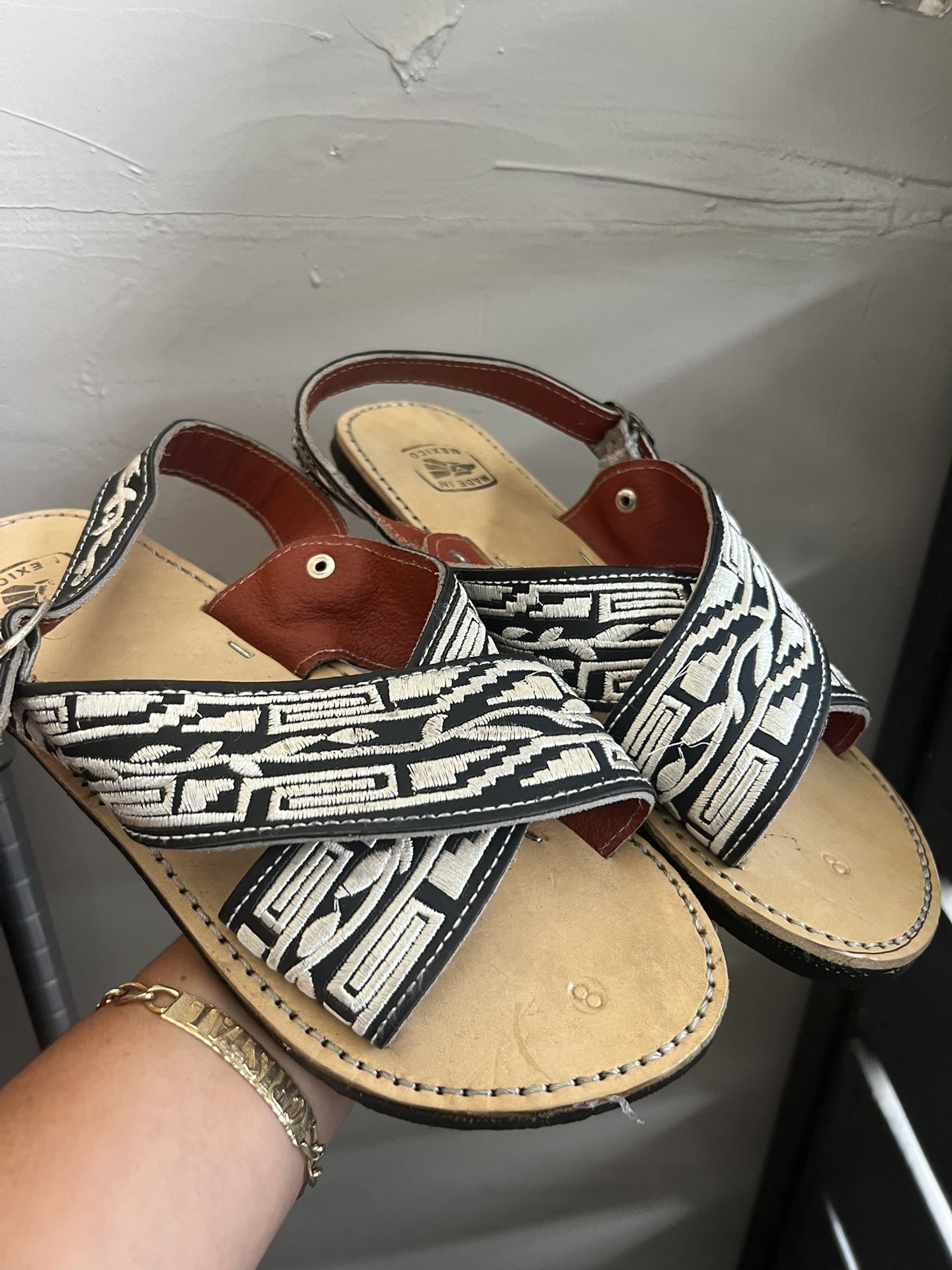 Huaraches $25