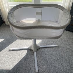 Halo Swivel Bassinet with Mattress 