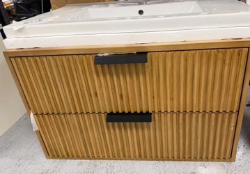 New 30 in Floating vanity in good condition