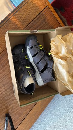 New Keen Sandals size kids 13
