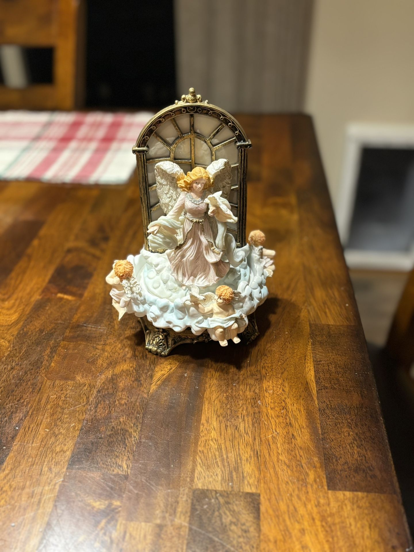 AVON LIGHTED MUSIC CAROUSEL OF CHERUBS ROTATE AROUND ANGEL HARK THE HERALD