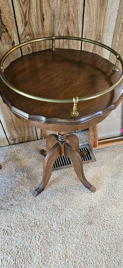 ADORABLE VINTAGE END TABLE