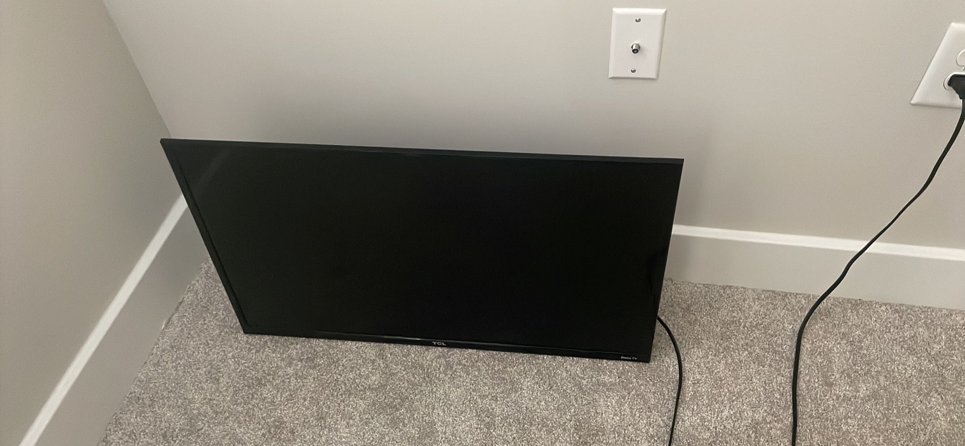 Roku TCL 32 Inch Tv With Wall Mount 