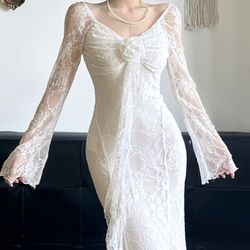 ELEGANT FRENCH STYLE GOWN WITH LACE PANELING & LONG SLEEVES DRESS FOR WEDDINGS, PROMS, GALAS  ( SIZE LARGE )