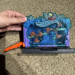 Hot Wheels City Downtown Aquarium Bash Playset