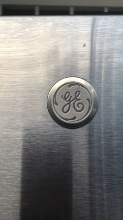 GE Refrigerator Stainless Steel. (5 ft’5in Hight x 28in width)