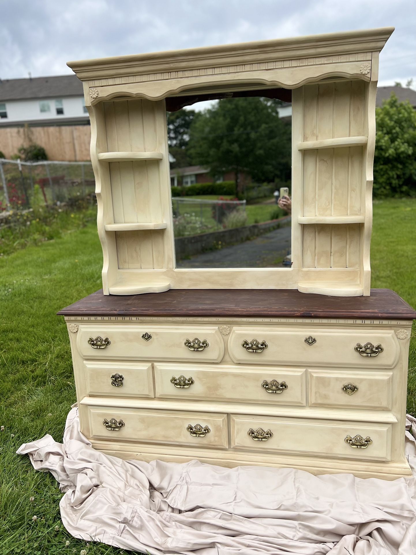 Antique White Dresser With Detachable Hutch (Solid Wood)