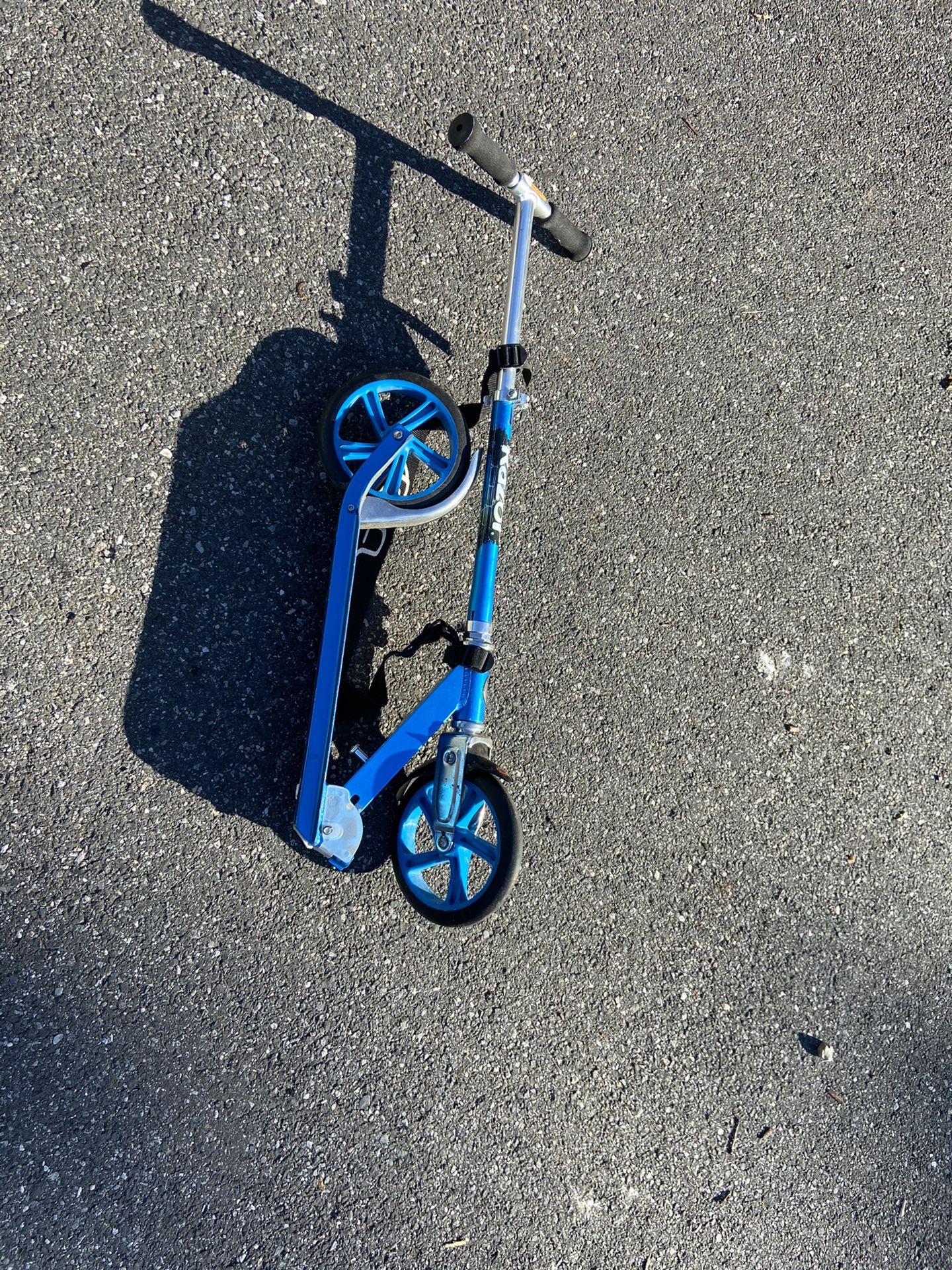 Razor A5 Lux Kick Scooter - Large 8" Wheels, Foldable, Adjustable Handlebars, Lightweight, for Riders up to 220 lbs