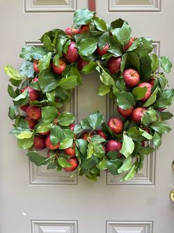 Red Apple Wreath 24x22x4