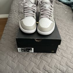 Air Jordan 1 Mid College Grey