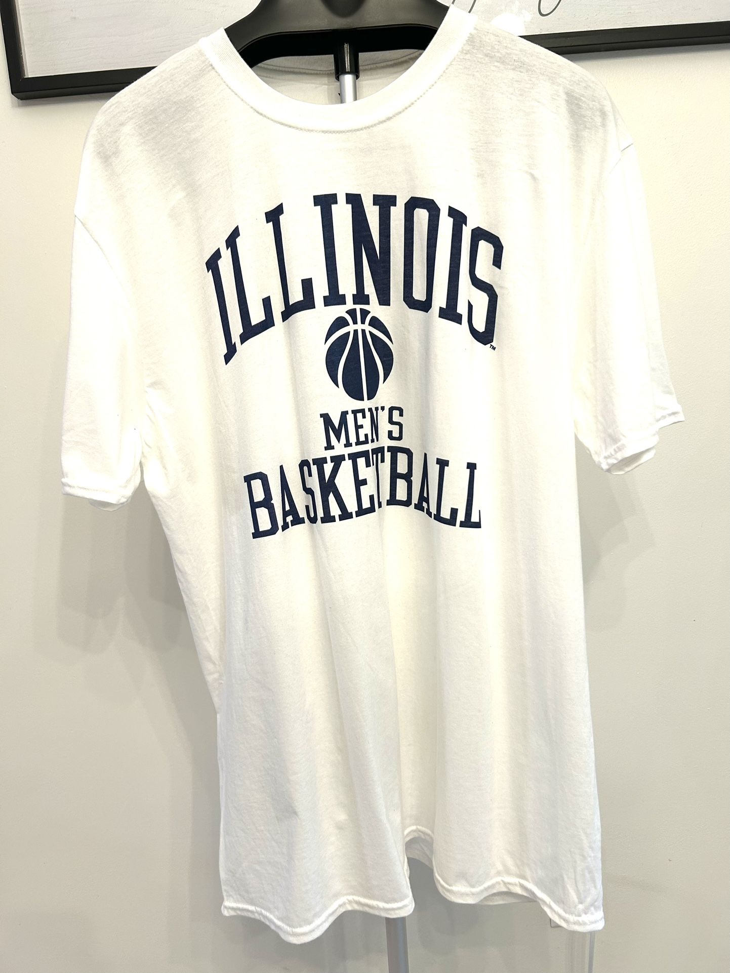 NWOT Men’s Illinois Fighting Illini In Bounds T-Shirt Size XL White Color