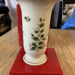 Vase In The Holiday Holly Pattern,Cream W/24 Ct Gold Trim