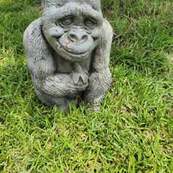 Gorilla Statue 