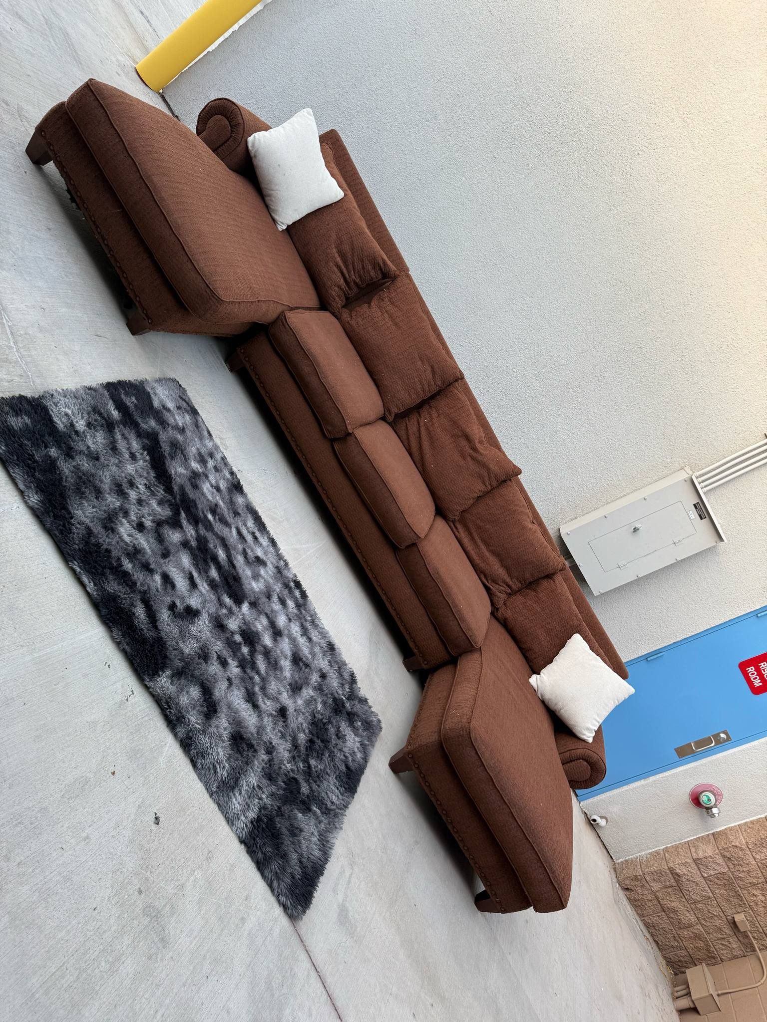 Couch L