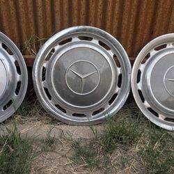 Mercedes Benz 249D hubcaps