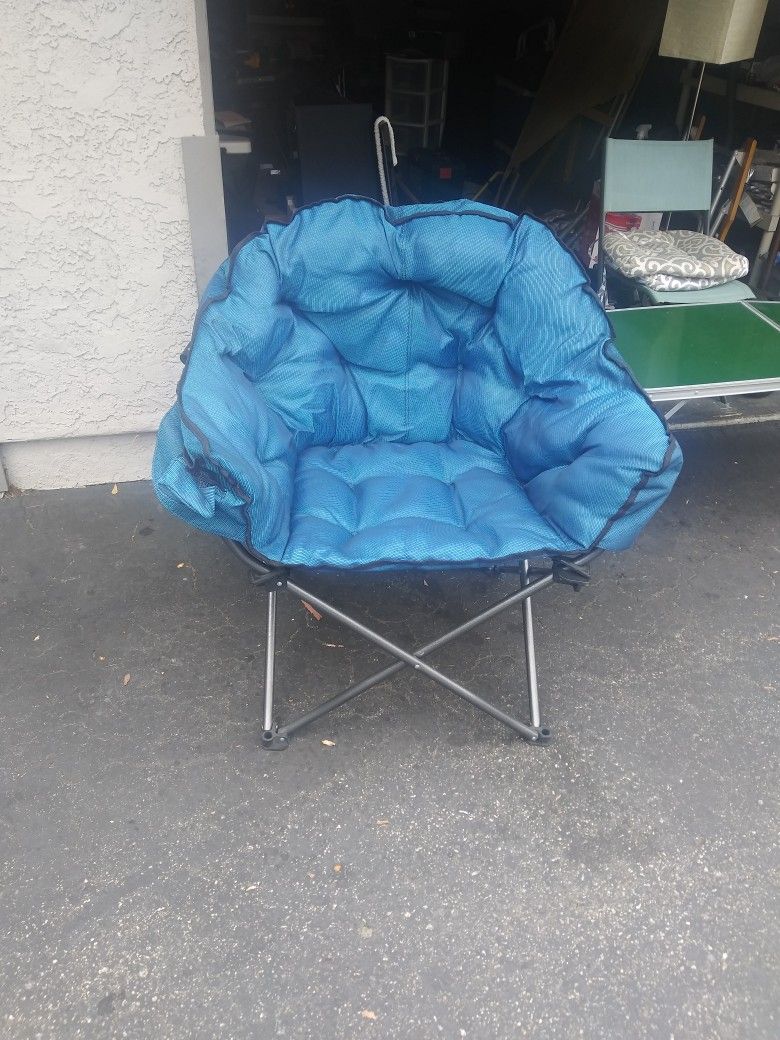 2. Folding Chairs Bñue.