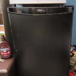 Mini Black Fridge (DANBY)