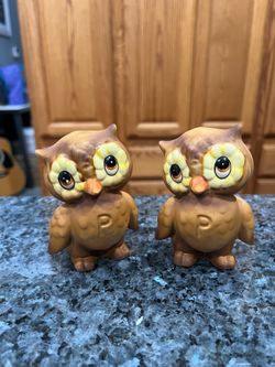Vintage Josef Originals Brown Owls pair of Two Pepper Shakers.  Size approximately  3 1/2 inches tall.  Preowned never used.  Has