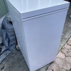 Avanti Chest Freezer 16”W X 23”1/2D X 32”1/2H Used Condition $70 Firm On Price