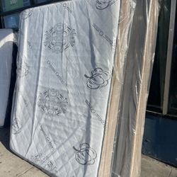 QUEEN MATTRESS & BOX SPRING 