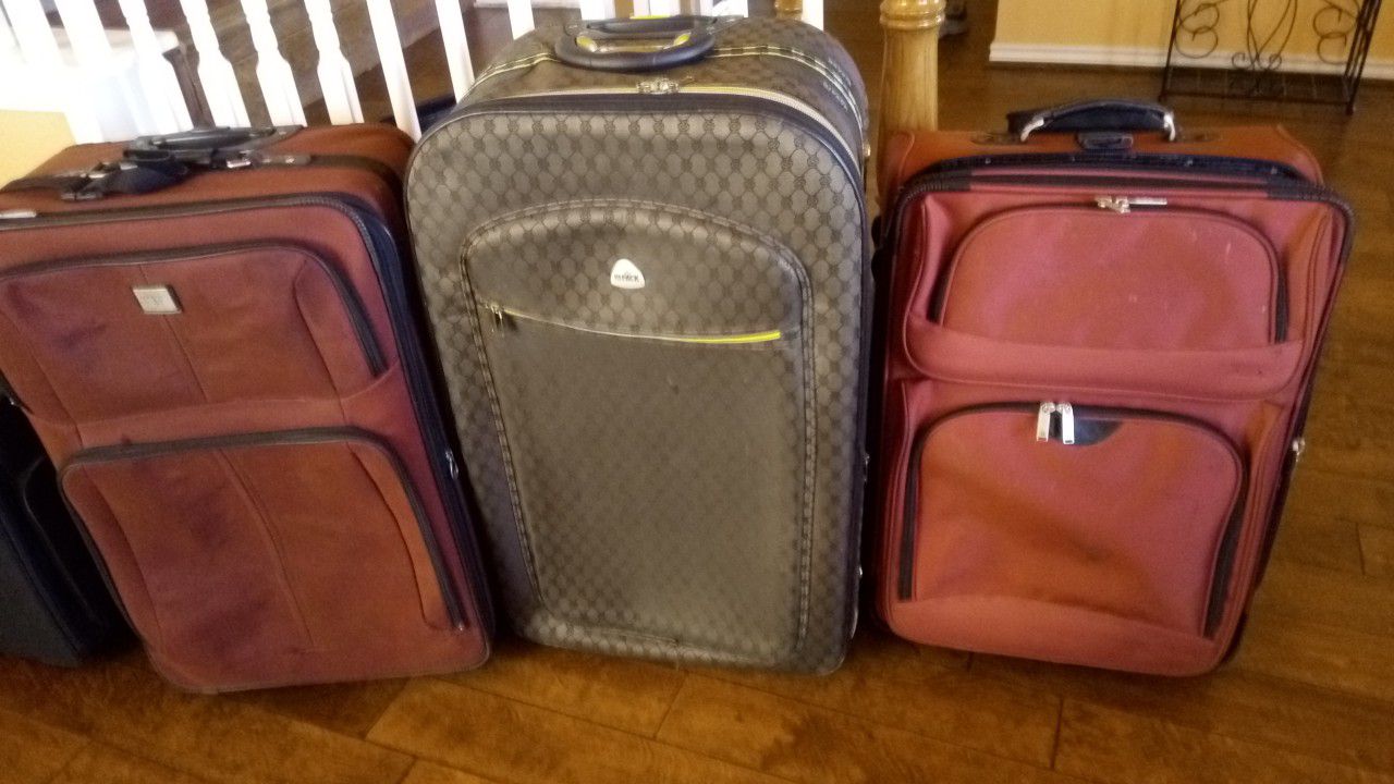 32" , 29" , 28" expandable suitcases. 2 wheels. All works